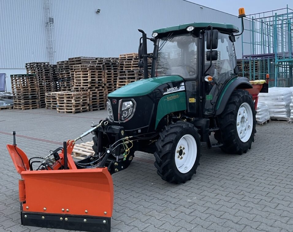 Ciągnik komunalny z osprzętem zimowym - 3055